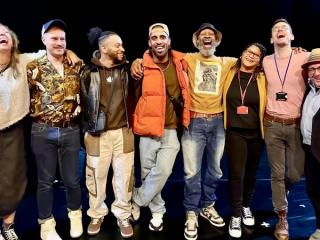 Omar和節目的演員一起笑。