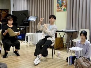 Leon Hong 執導排練。