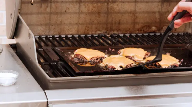 griddle cooking burgers