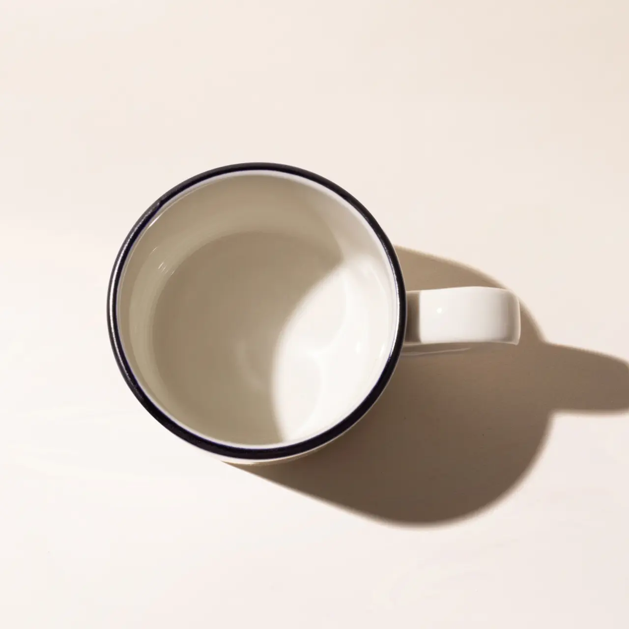 coffee mug black rim  top