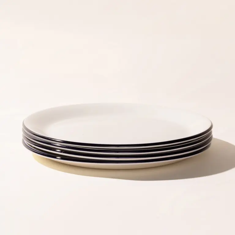 dinner plate black rim stack