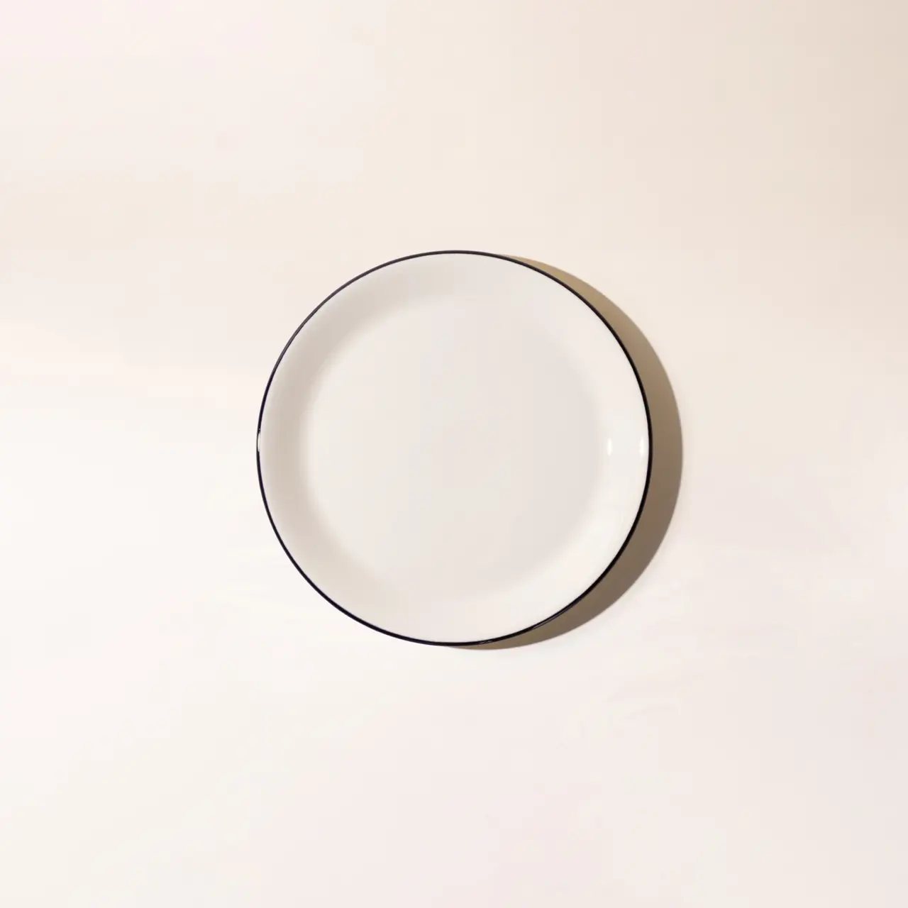 black rim dinner plate top image