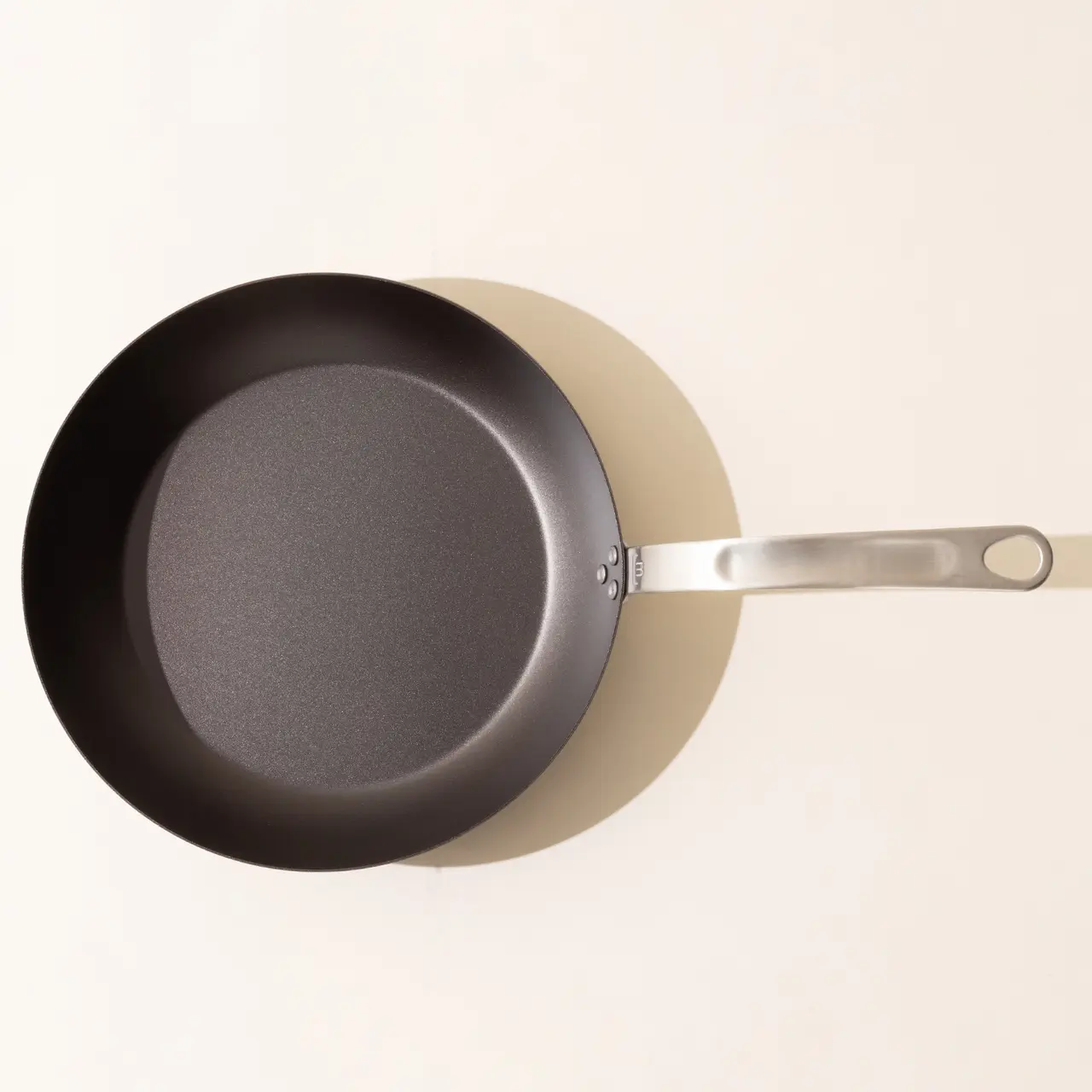 seasoned carbon steel pan top