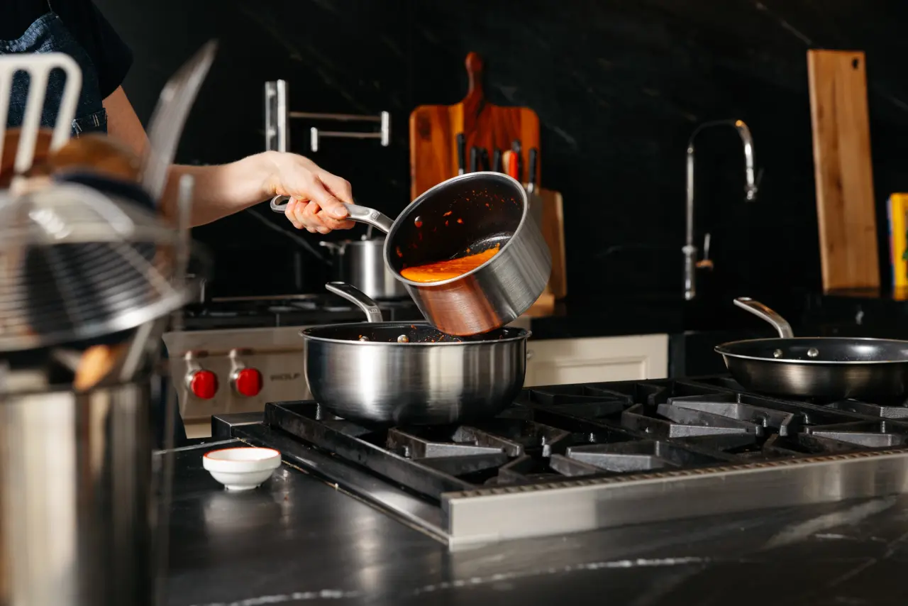 4 QT / Obsidian Black / Stainless lifestyle shot