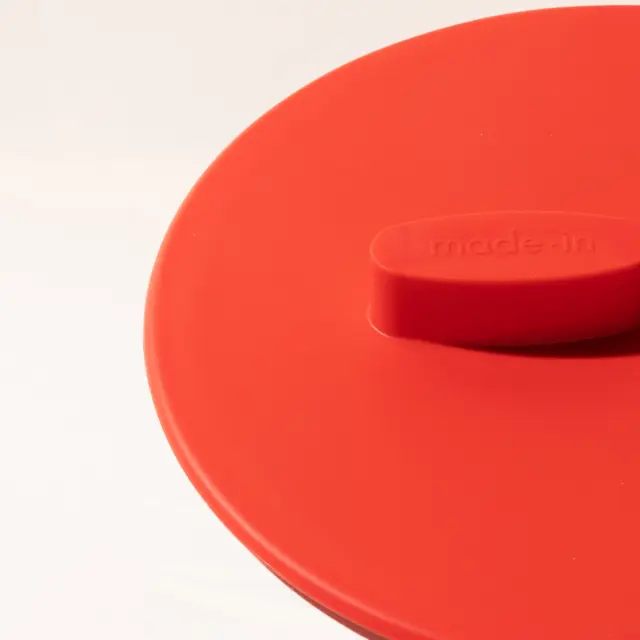 universal lid red detail