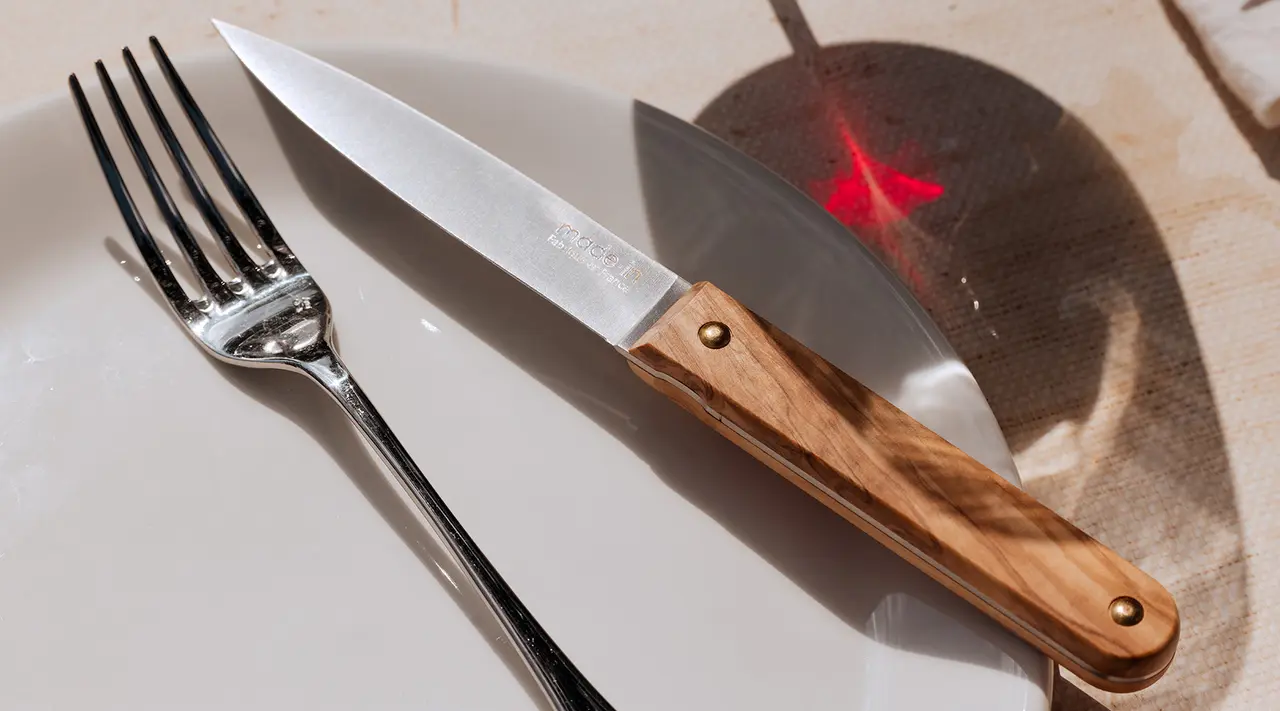 steak knive table setting