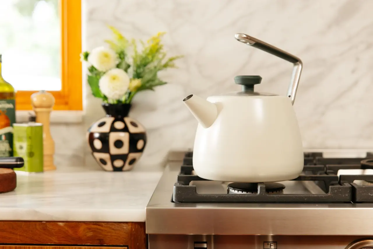 Kettle / Sand lifestyle shot