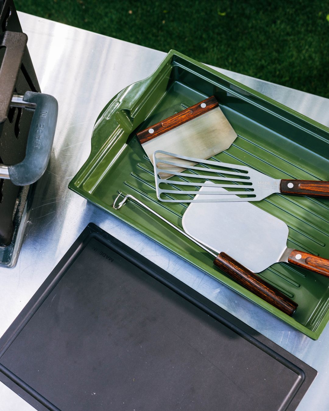 Grill Prep N Serve Set – Mit Auftauschale, Schneidebrett & Serviertablett, Stapelbar
