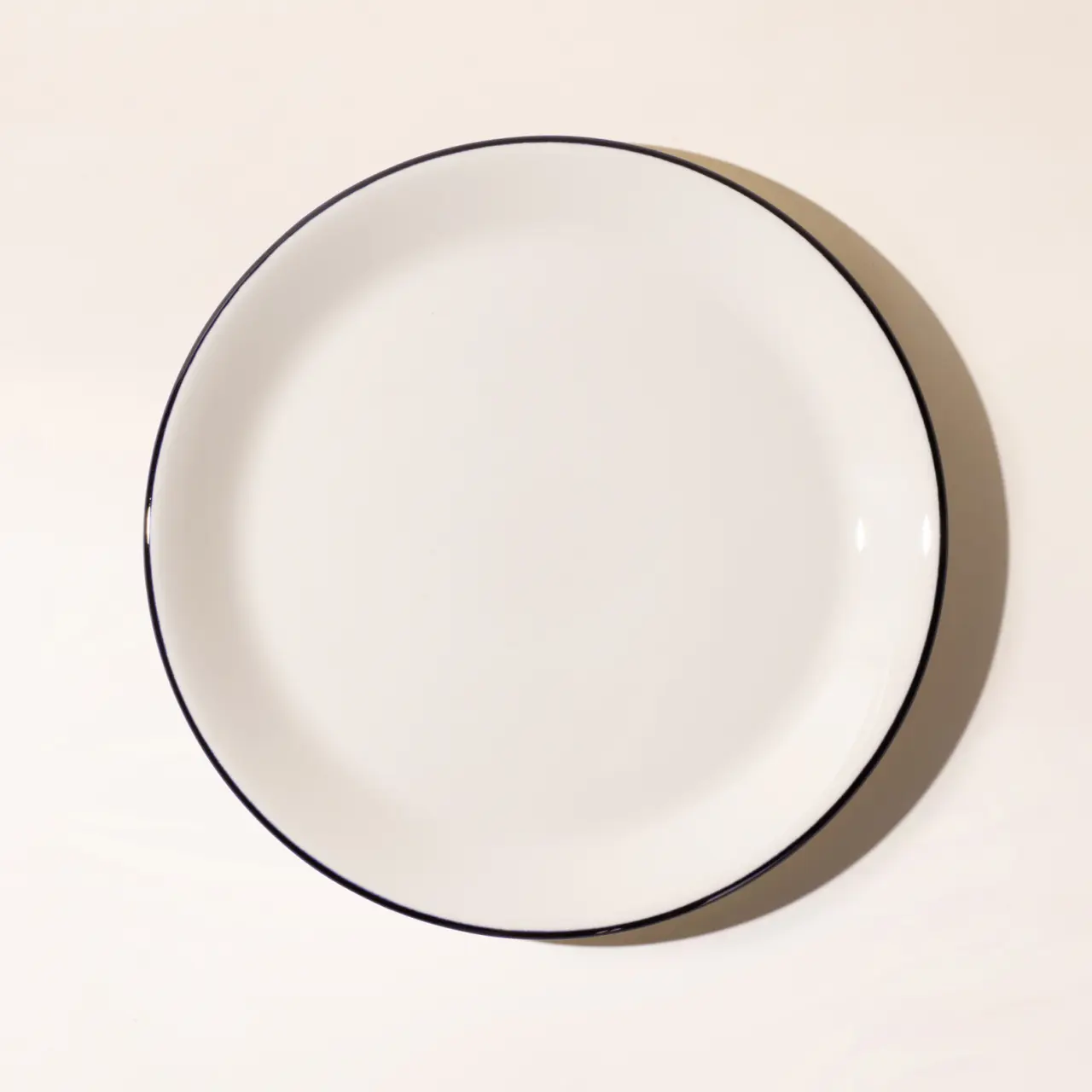 dinner plate black rim top