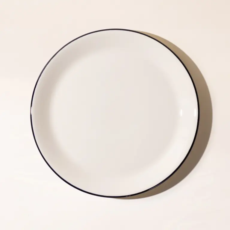 dinner plate black rim top