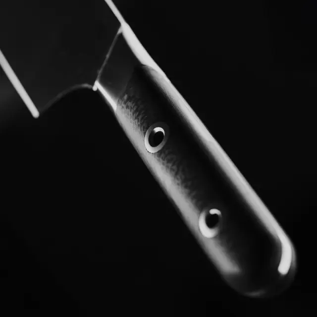 8" / Carbon Fiber / Standard lifestyle shot