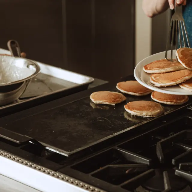 Griddle + Lid + Tools lifestyle shot