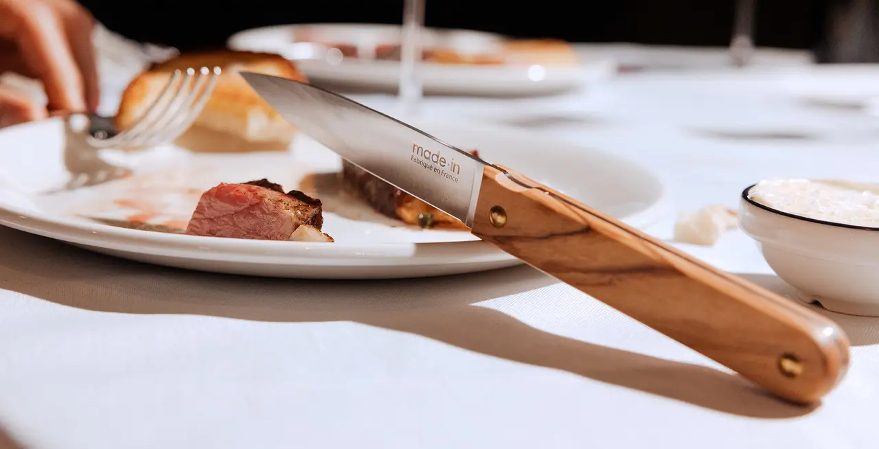 steak knife in use