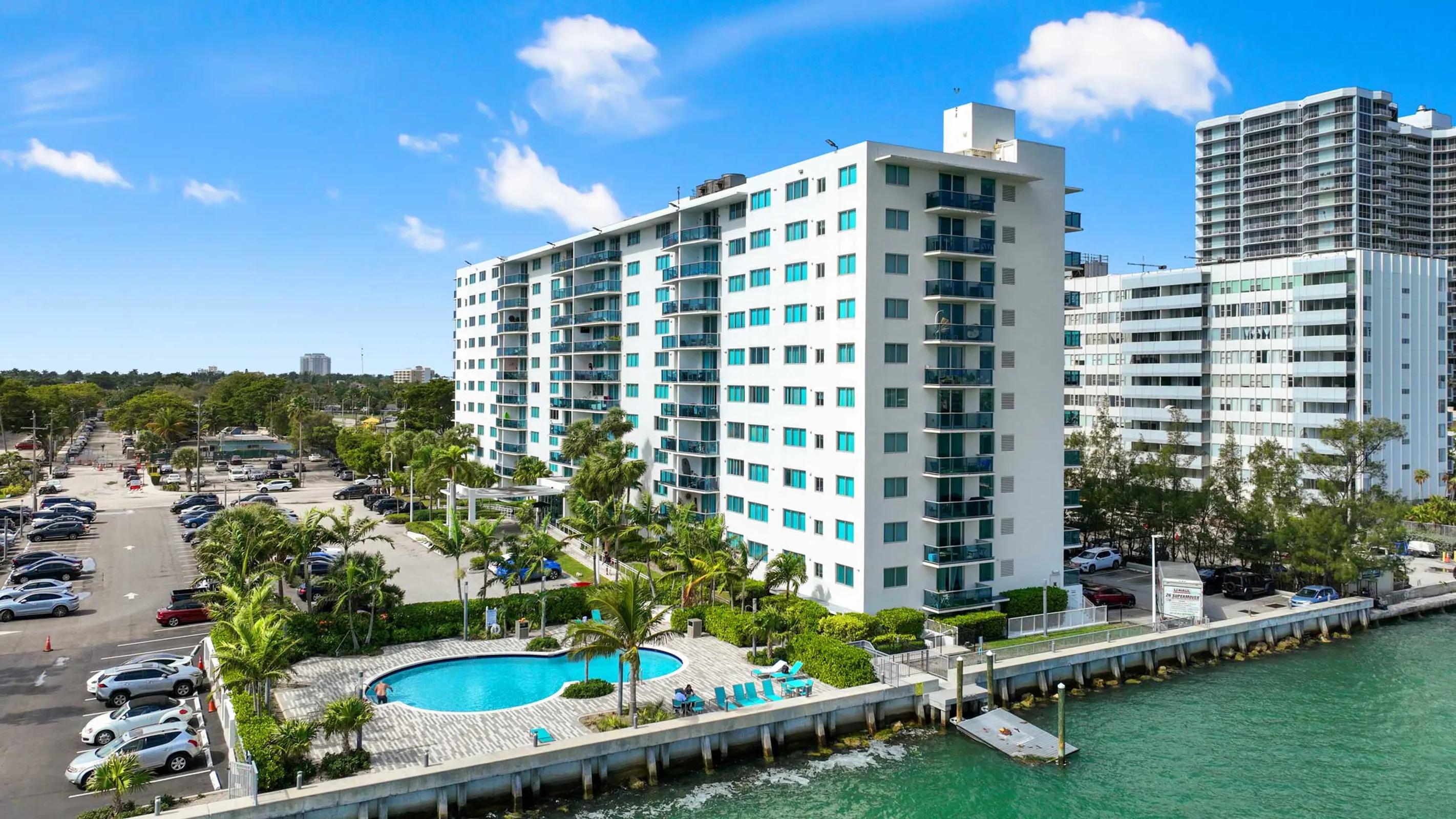 Wake Biscayne Bay — North Bay Village, Florida