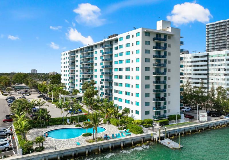 Wake Biscayne Bay — North Bay Village, Florida