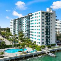 Wake Biscayne Bay — North Bay Village, Florida