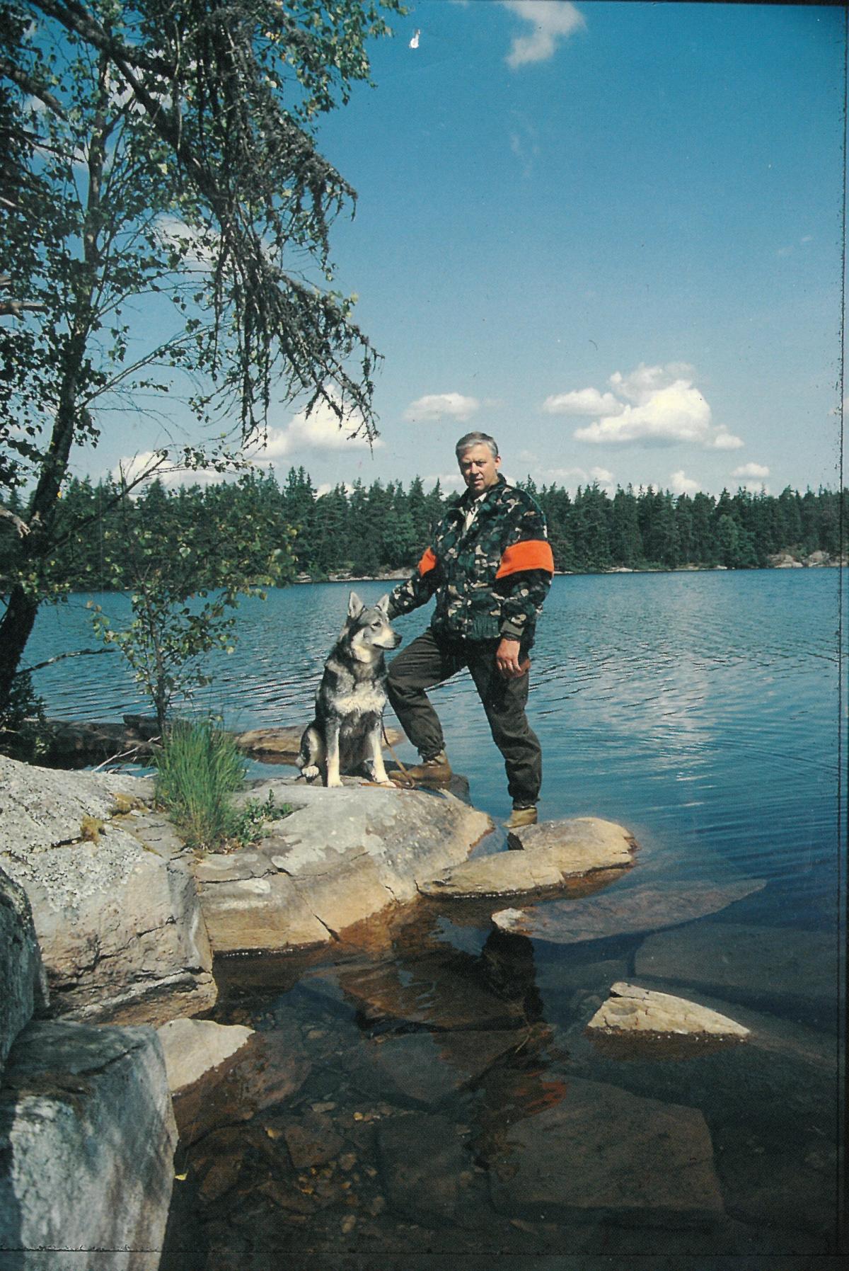 Lennart Daviddson wearing fiber fur together with his dog.