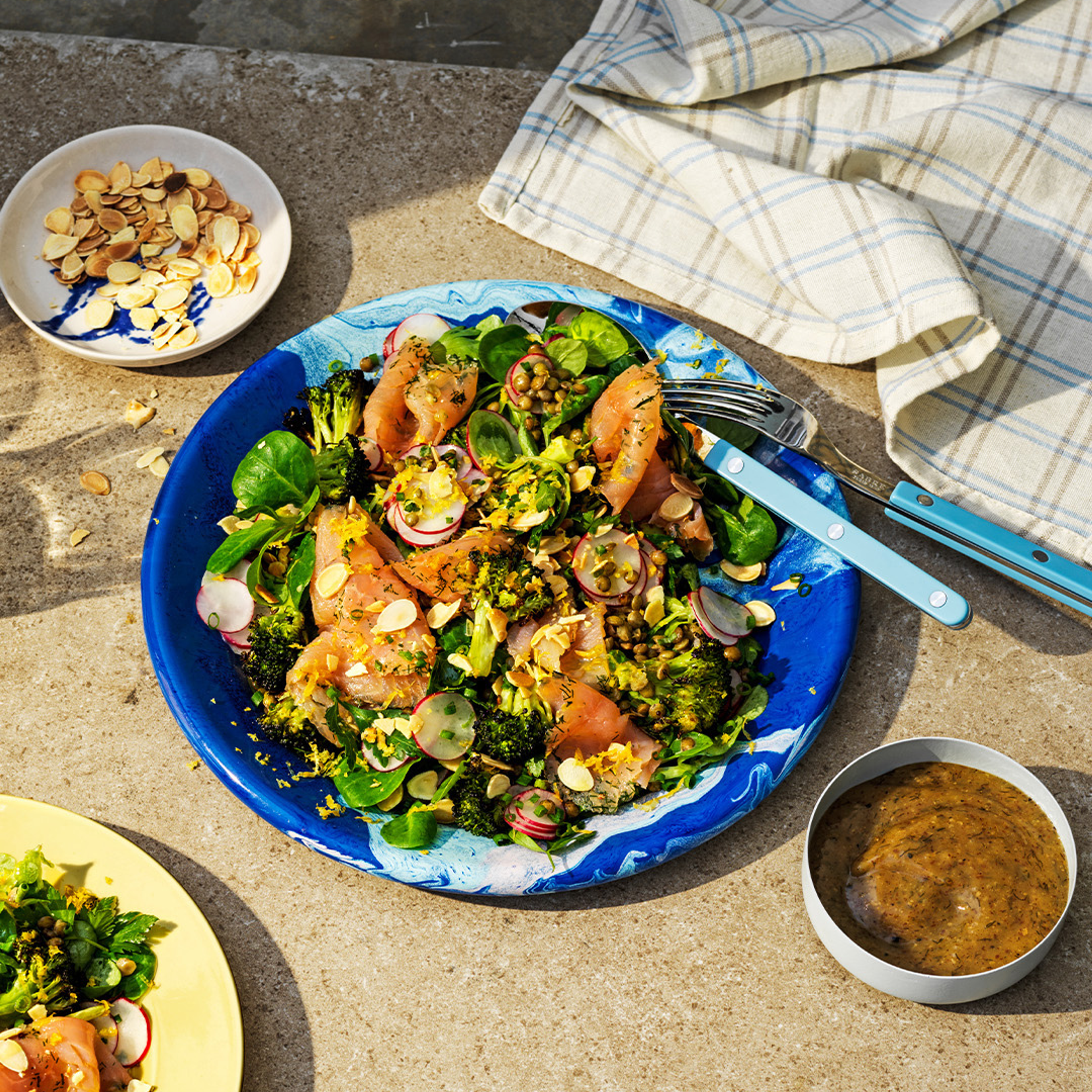 Ljummen linssallad med gravad lax