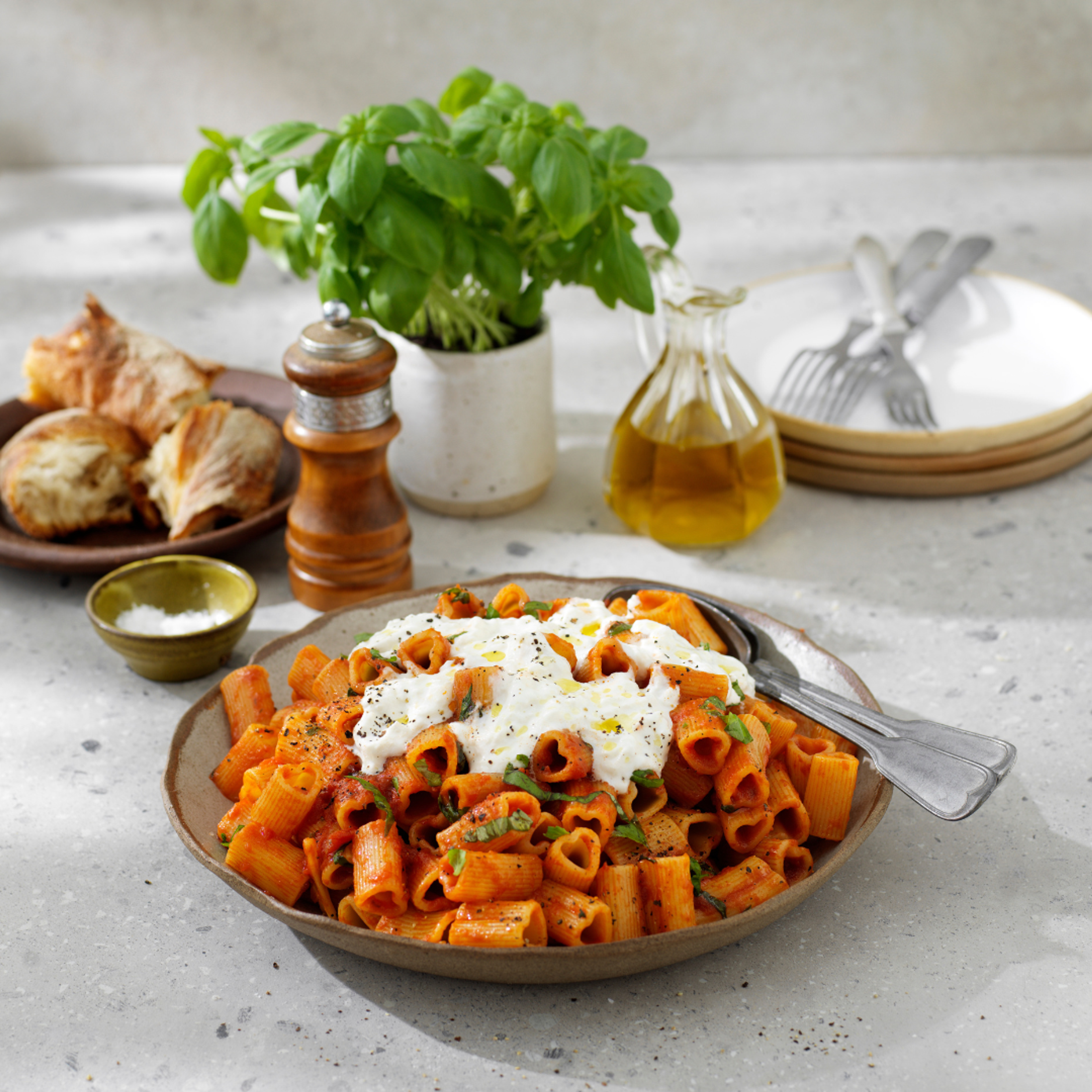 En tallrik pasta med tomatsås med burrata ovanpå