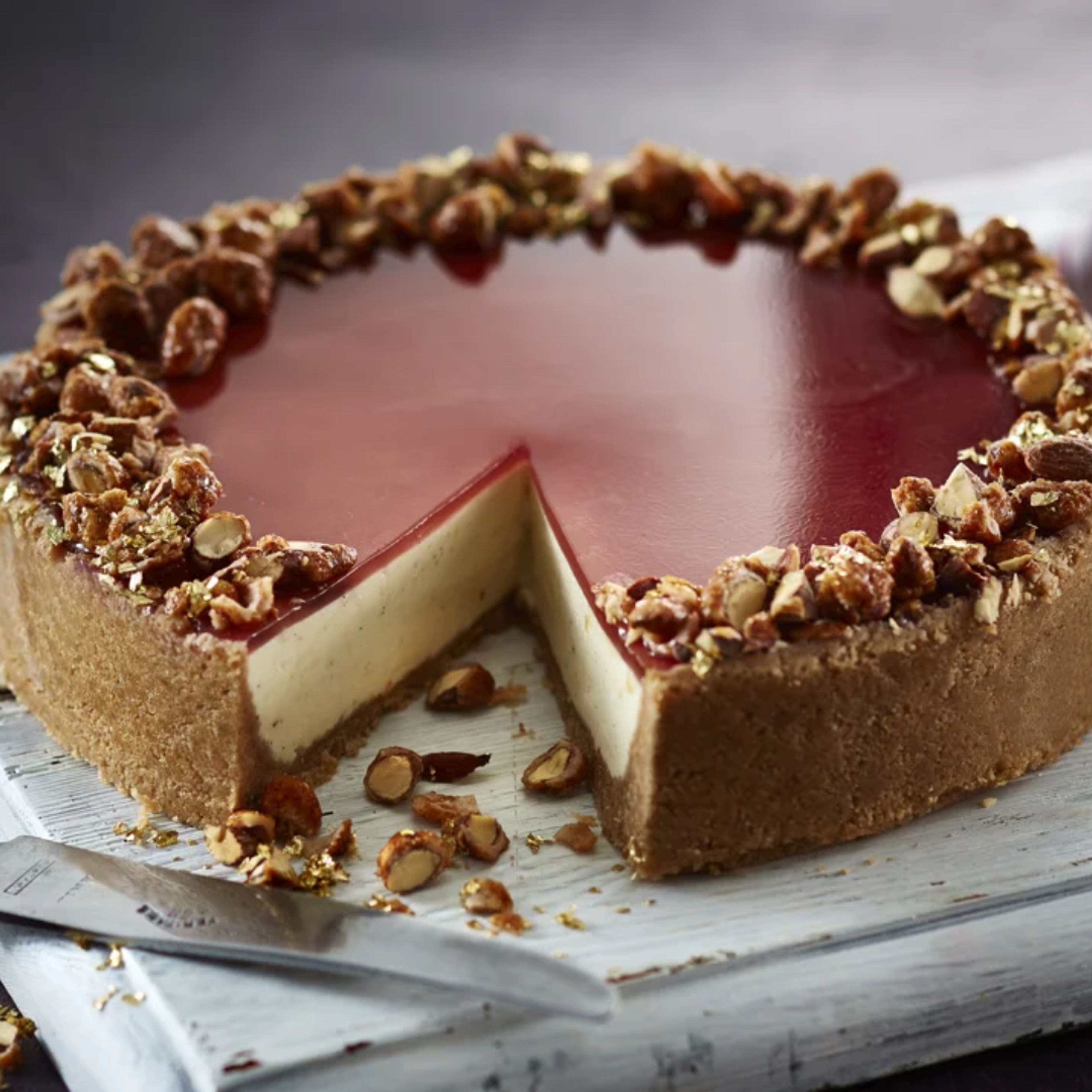 Julig cheesecake med pepparkaksbotten, glögggelé och toppad med mandlar