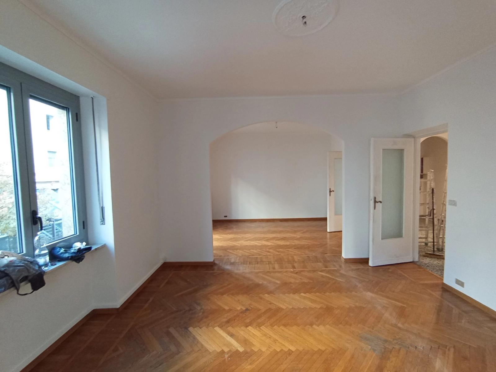 Tinteggiatura interni appartamento con pareti bianche e finiture eleganti