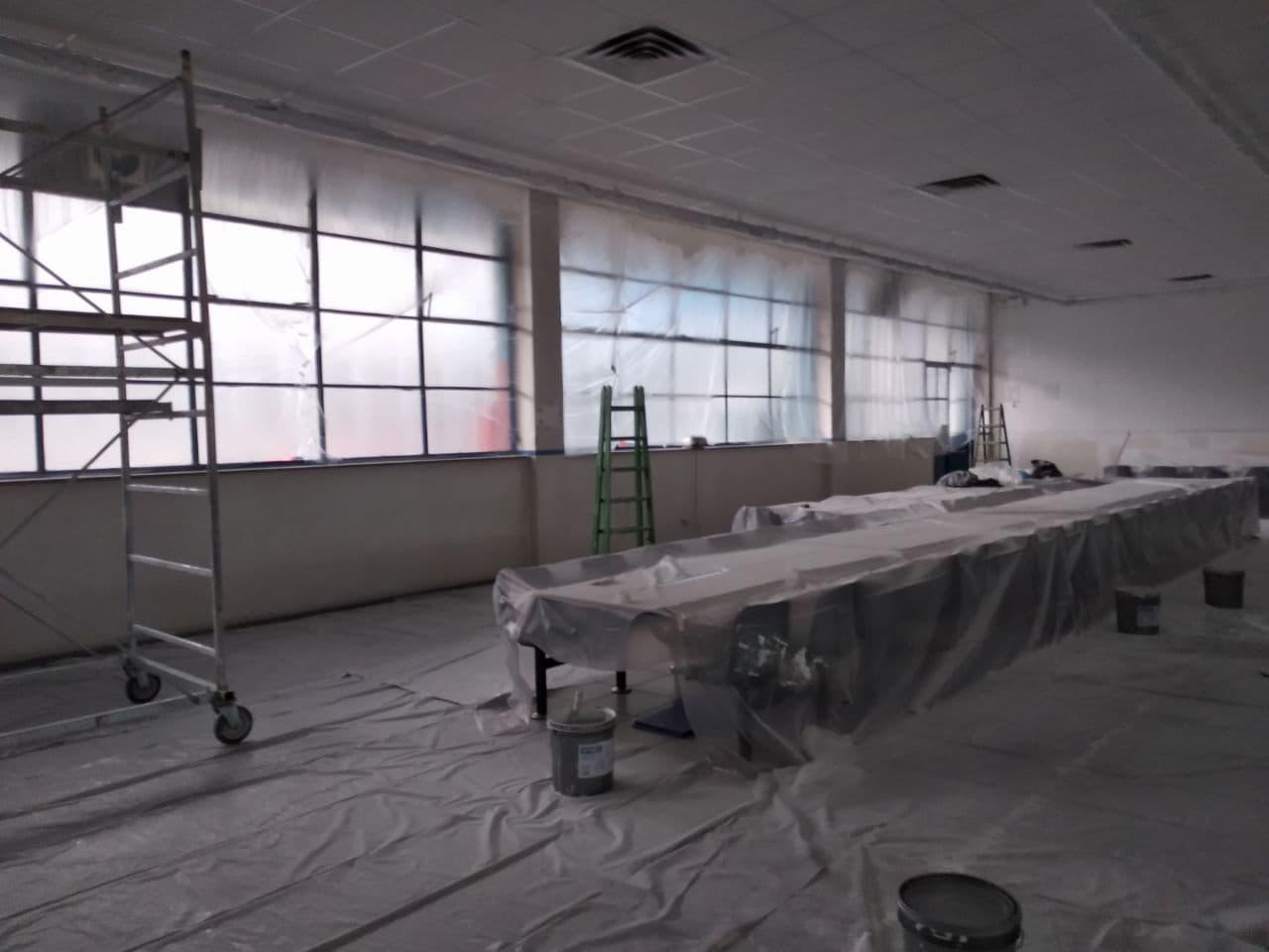 Tinteggiatura commerciale ambiente grande sala ristorante o ufficio