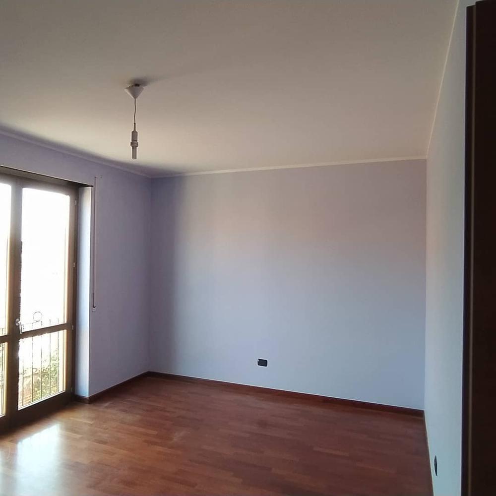 Pareti tinteggiate di bianco dopo l’intervento – appartamento residenziale a Torino con parquet nuovo