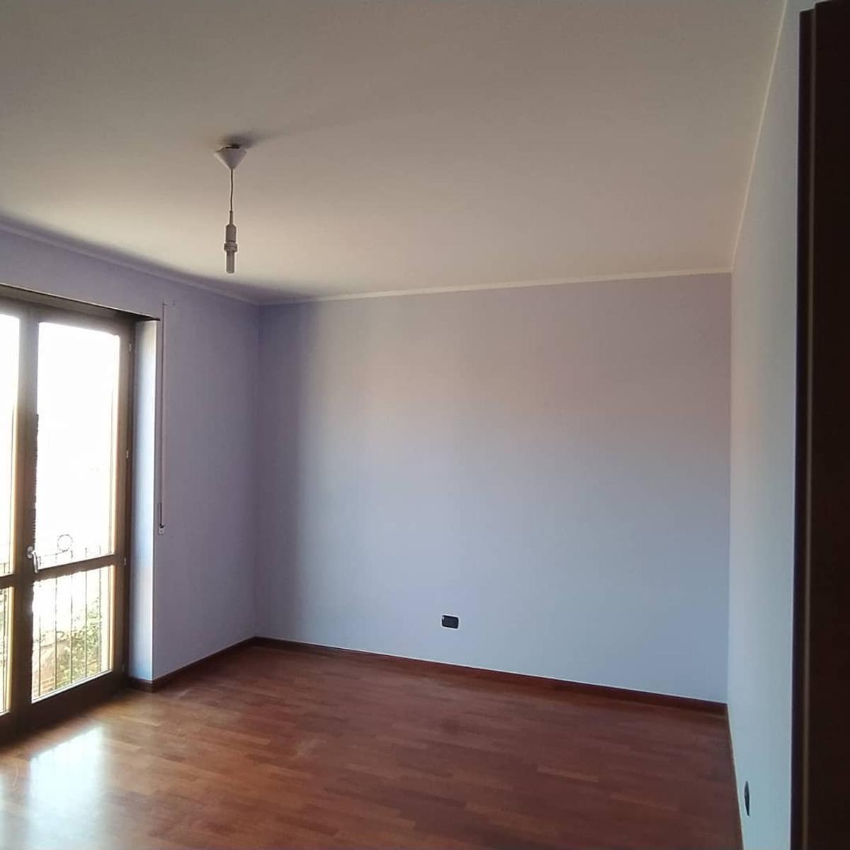Pareti tinteggiate di bianco dopo l’intervento – appartamento residenziale a Torino con parquet nuovo
