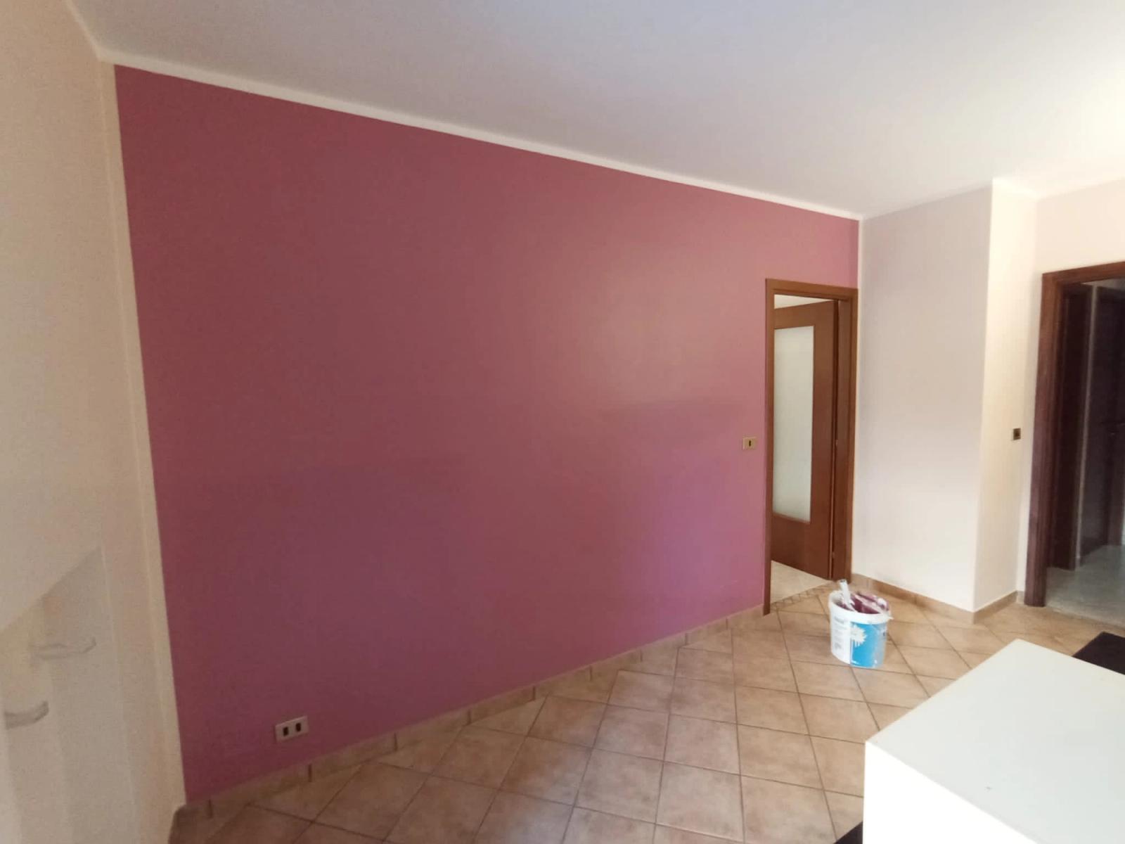 Tinteggiatura parete camera con colore bordeaux o rosa antico