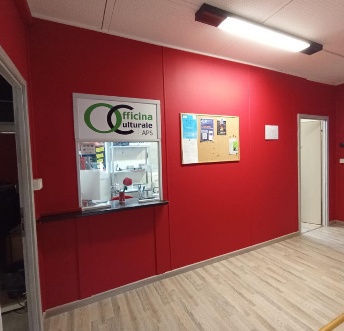 Pareti tinteggiate di rosso dopo l’intervento – Officina Culturale, locale commerciale a Chivasso