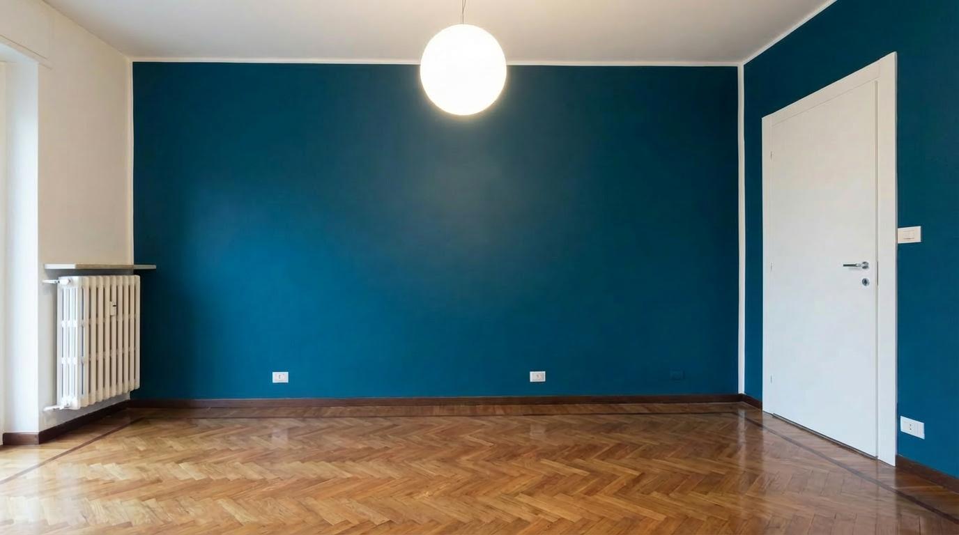 Tinteggiatura camera con pareti blu petrolio e pavimento in parquet