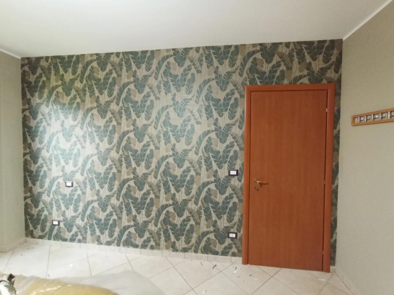 Decorazione parete con carta da parati moderna a motivi geometrici verde e blu
