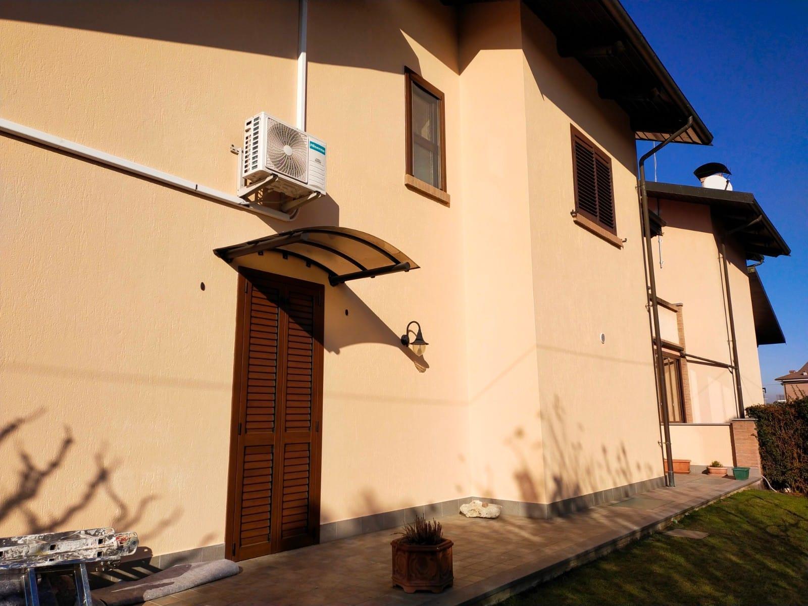 Tinteggiatura esterni facciata edificio residenziale con pittura beige