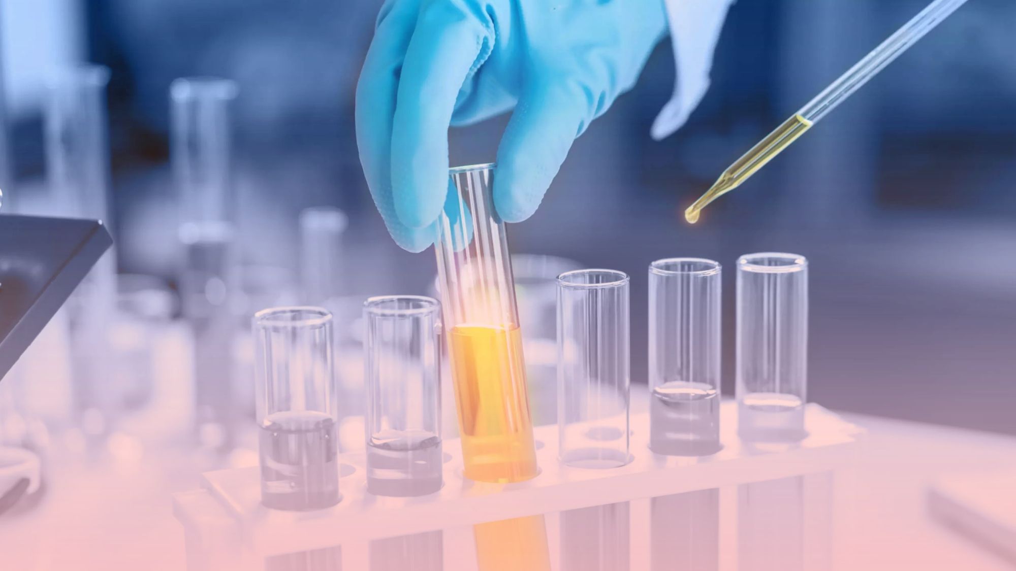Profesional de laboratorio utilizando una pipeta sobre un tubo de ensayo para analizar muestras médicas, garantizando resultados exactos y rápidos en nuestro servicio local de anatomía patológica y procesamiento de PAP