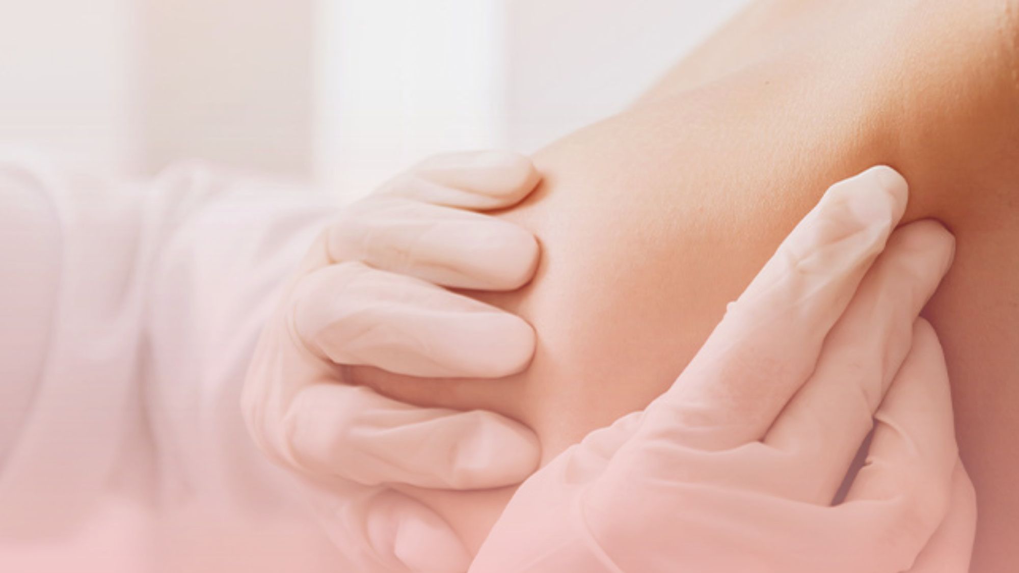 Médico mastólogo realizando un examen físico preventivo a una paciente para el diagnóstico temprano de nódulos y el cuidado integral de las mamas.