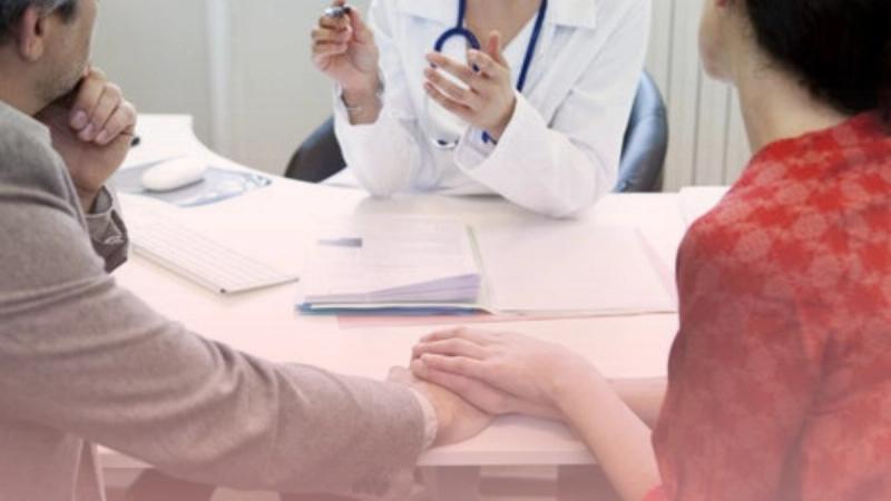 Pareja sosteniéndose de las manos mientras consulta con un especialista médico, reflejando la privacidad y empatía de nuestro servicio de sexología.