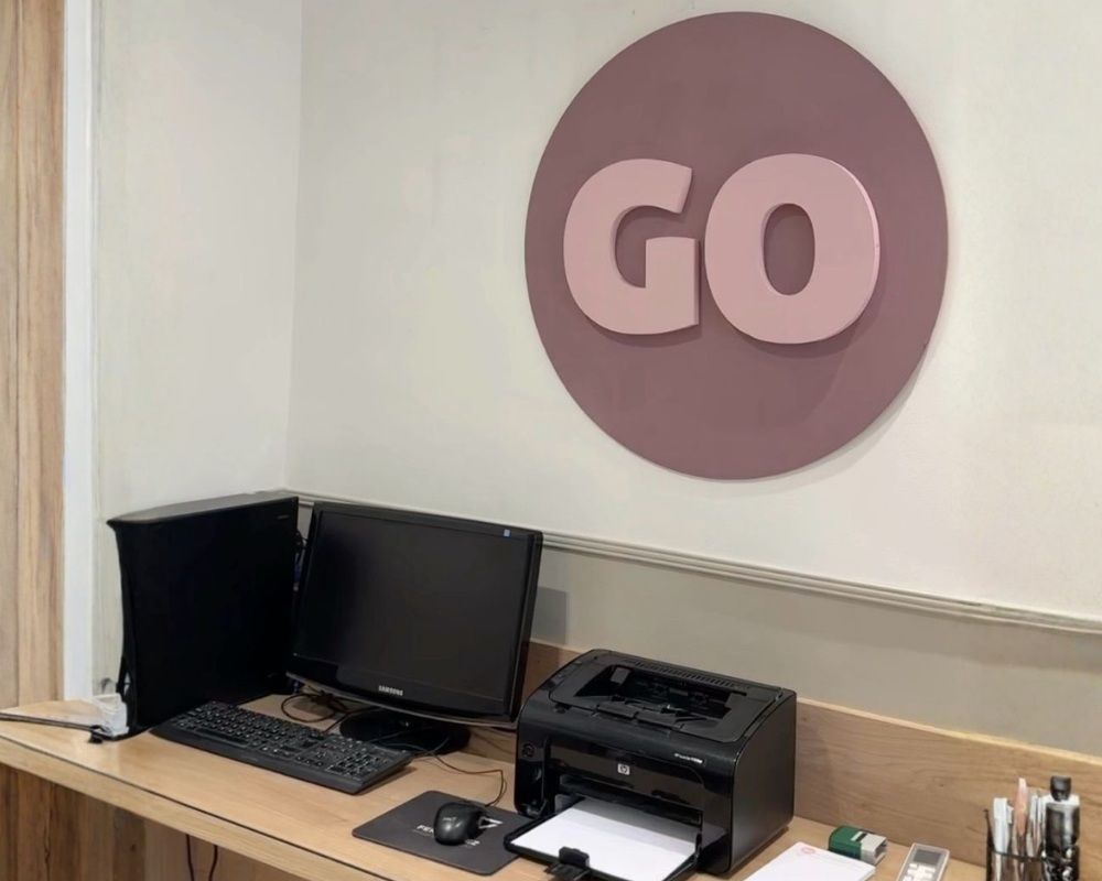 Oficina de trabajo con logo de GO