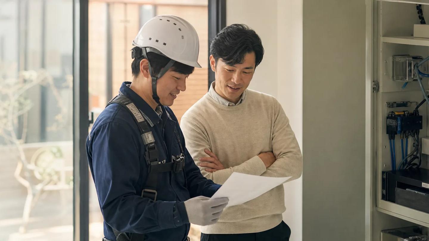 설치가 끝난 현장에서 장비를 함께 확인하는 설치 기사와 고객 담당자
