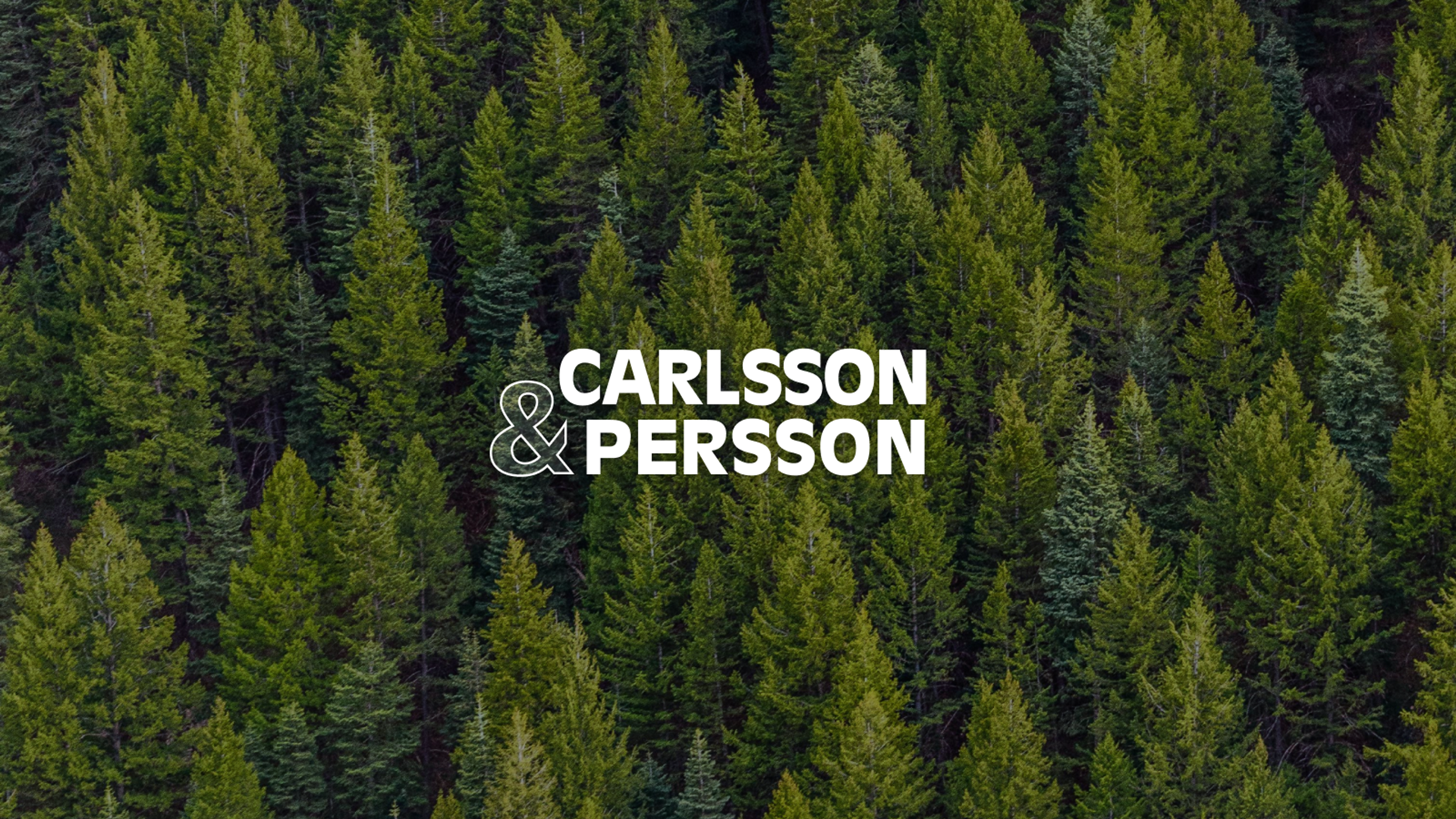 Logotyp för Carlsson och Persson mot skoglig bakgrund