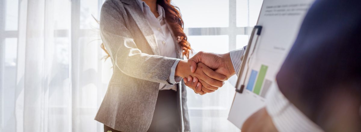 spotkanie dwóch osób z zarządu w celu opracowania strategii produktowej