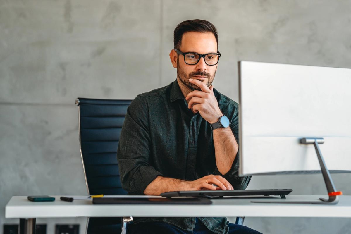 marketer zajmujący się tworzeniem treści i personalizacją treści
