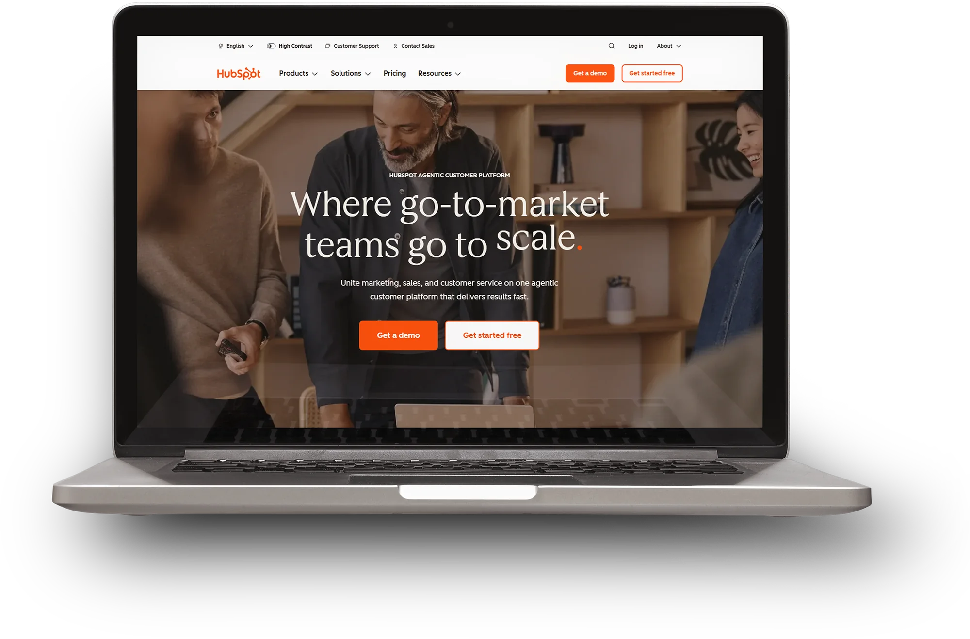 HubSpot CRM na ekranie laptopa