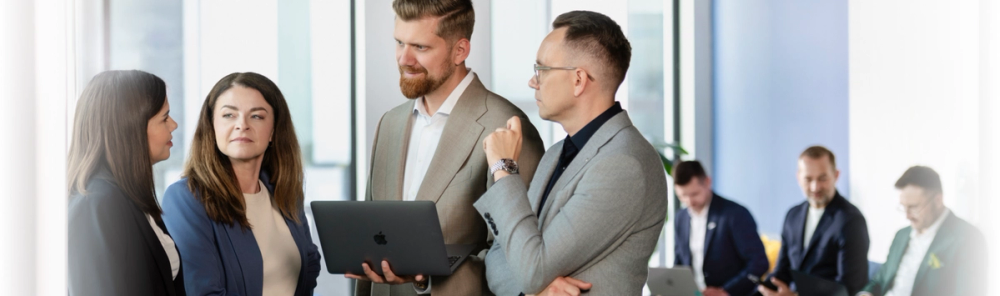Pracownicy SellWise wspólnie analizują dokument