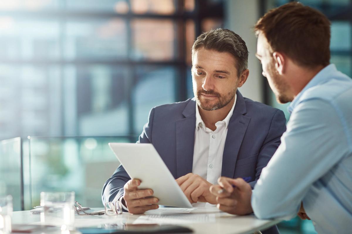 chief financial officer rozmawiający z pracownikiem