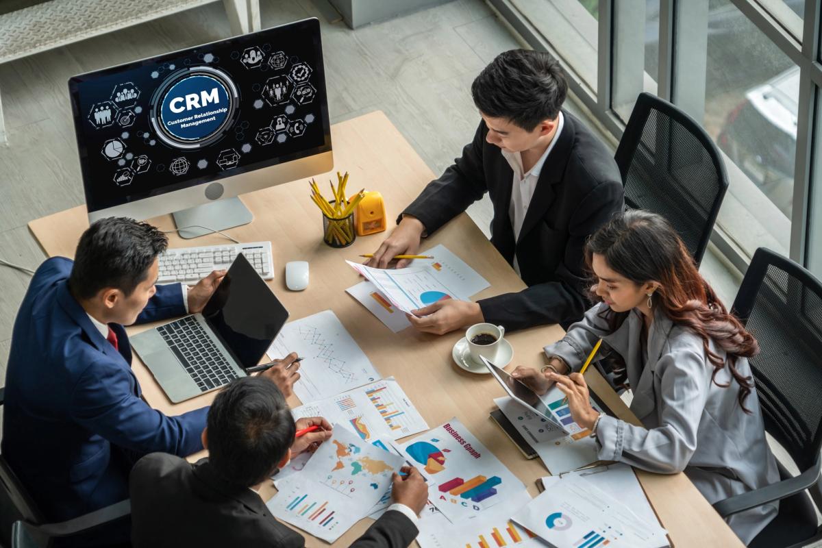 analiza dostępnych na rynku systemów crm przez zespół