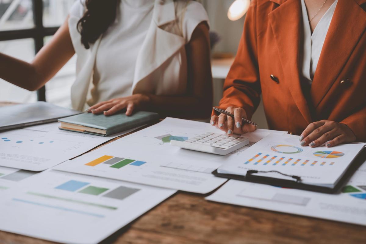 analiza działań w mediach społecznościowych przez pracowników działu marketingu