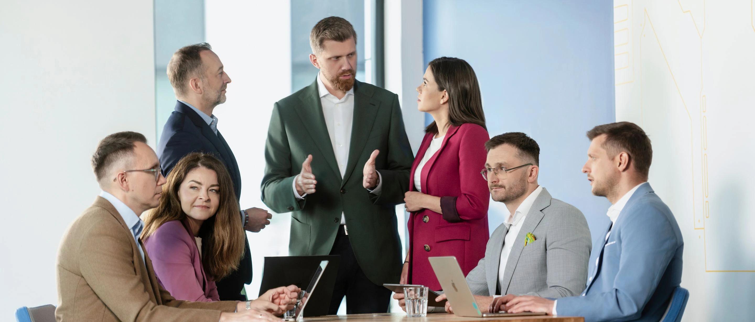 Zespół WiseGroup podczas wspólnej pracy nad projektem w biurze.