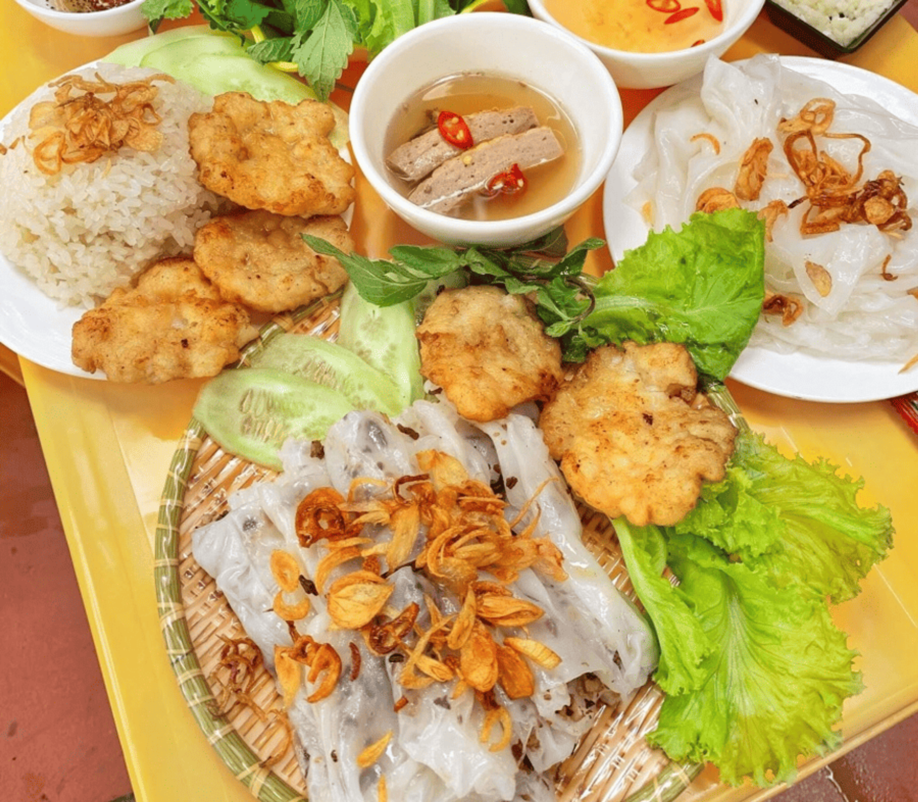 반꾸온 짜묵은 속을 너무 더부룩하게 만들지 않으면서 하롱베이 짜묵을 가볍게 즐길 수 있는 가장 좋은 방법 중 하나입니다. (사진 출처: 수집)