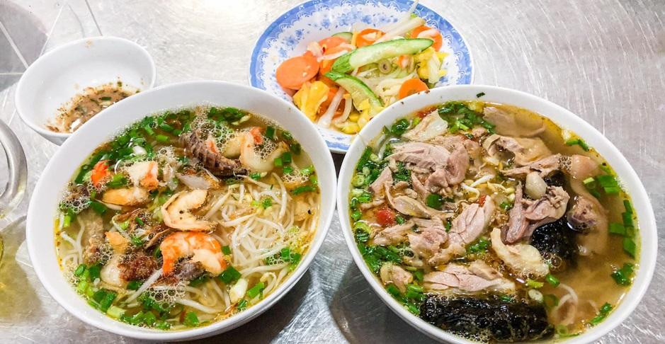 분쿠키(Bún cù kỳ)는 아침부터 저녁까지 이어지는 하롱 푸드 투어 일정에 부담 없이 즐기기 좋은 가벼운 점심 식사 선택지입니다.(사진 출처: 수집)