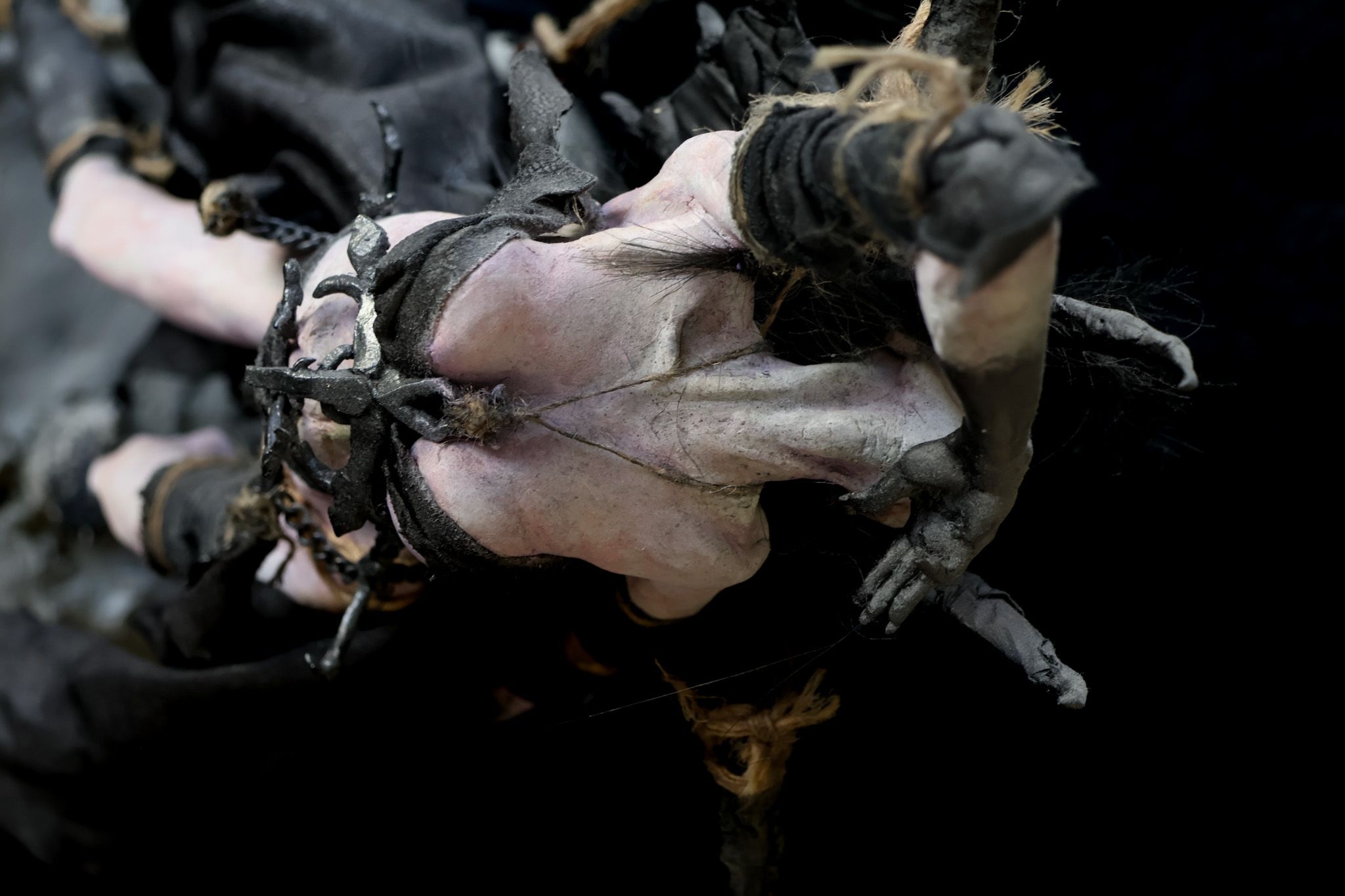 domina strega witch spider postapocaliptic fashion lust women feet long legs big breasts tits boobs